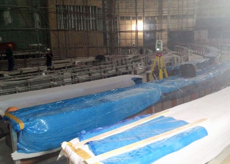 Đại biểu Quốc hội ngồi thử ghế tại phòng họp Quốc hội mới - 9 Khung cảnh trước cửa vào phòng họp chính, nhìn ra quảng trường Ba Đình.