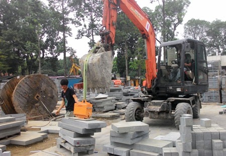 Đại biểu Quốc hội ngồi thử ghế tại phòng họp Quốc hội mới - 10 Khung cảnh trước cửa vào phòng họp chính, nhìn ra quảng trường Ba Đình.
