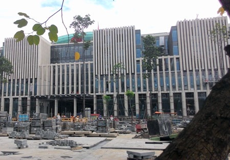 Đại biểu Quốc hội ngồi thử ghế tại phòng họp Quốc hội mới - 11 Khung cảnh trước cửa vào phòng họp chính, nhìn ra quảng trường Ba Đình.
