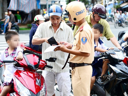 Không phạt người đi xe vì lỗi đội mũ bảo hiểm “dỏm” - 1 Không phạt người đi xe vì lỗi đội mũ bảo hiểm “dỏm”