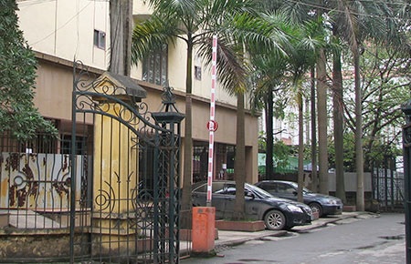 Cán bộ thôi công tác, về quê vẫn khăng khăng giữ khóa nhà công vụ  - 1 Một khu nhà công vụ tại số 2 Hoàng Cầu - Hà Nội hiện do Bộ Xây dựng quản lý.