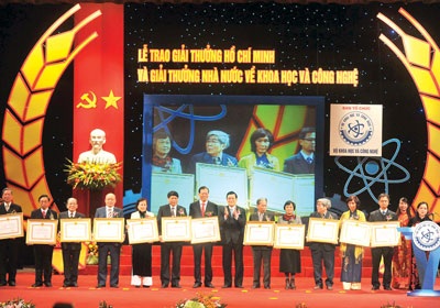 Được giải thưởng Hồ Chí Minh, nhận thưởng 280 triệu đồng - 1 Năm 2012, có 12 tác giả, nhóm tác giả được nhận giải thưởng Hồ Chí Minh về khoa học công nghệ.