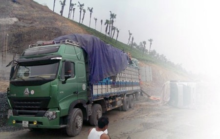 Quy lỗi Chủ tịch tỉnh để “xã hội đen” bảo kê xe quá tải - 1 Xe tải được dẫn đi cả vào đường đang thi công để trốn trạm cân.