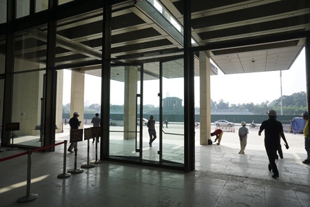 Ngắm diện mạo Nhà Quốc hội trước thềm kỳ họp lịch sử - 4 Đại sảnh dưới tầng 1 toà nhà nhìn ra lăng Chủ tịch Hồ Chí Minh.