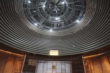 Phần mái vòm của phòng họp trung tâm đã gần hoàn thiện việc lắp đặt đèn chiếu sáng, trang trí