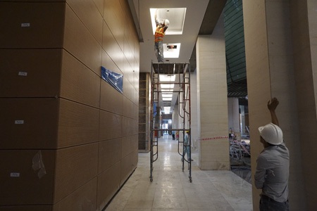 Công nhân hoàn thiện dãy hành lang tầng 1