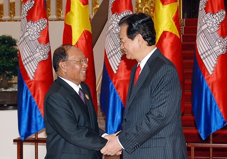 Thủ tướng đề nghị Campuchia không để tái diễn cảnh biểu tình, đốt cờ Việt Nam - 1 Thủ tướng đề nghị Campuchia không để tái diễn cảnh biểu tình, đốt cờ Việt Nam