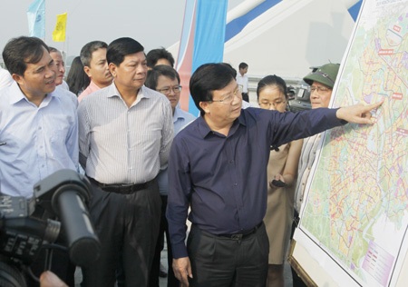 Bộ trưởng Xây dựng thị sát 3 công trình trọng điểm của Hà Nội - 1 Bộ trưởng Xây dựng Trịnh Đình Dũng và đoàn kiểm tra làm việc tại cầu Đông Trù.