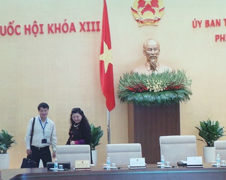 Lãnh đạo Quốc hội hân hoan mừng “nhà mới” - 11 Thường vụ Quốc hội bắt đầu một phiên họp với nhiều hào hứng về việc về nhà mới.