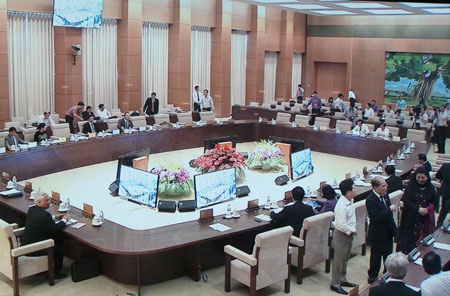 Lãnh đạo Quốc hội hân hoan mừng “nhà mới” - 12 Thường vụ Quốc hội bắt đầu một phiên họp với nhiều hào hứng về việc về nhà mới.