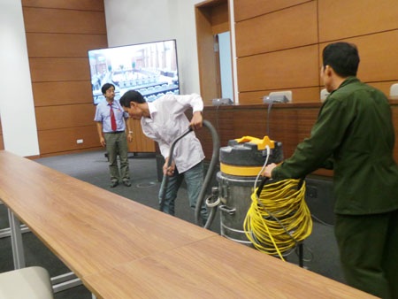 Lãnh đạo Quốc hội hân hoan mừng “nhà mới” - 4 Phòng họp báo được vệ sinh một lần nữa trước giờ khai mạc phiên họp thứ 32 của UB Thường vụ.