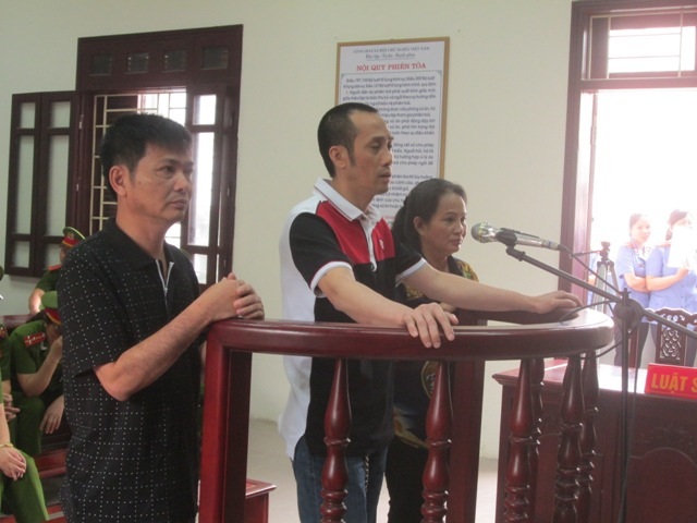 Tuần thần đèn (ở giữa) và vợ chồng Hương Tuấn được giảm tổng 8 năm tù trong phiên xử phúc thẩm