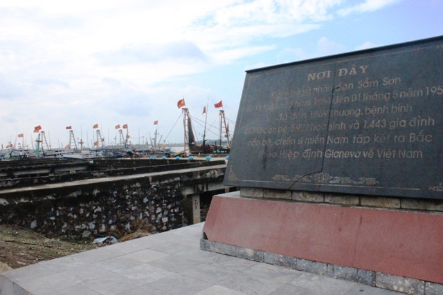 Tấm bia nhắc nhớ con cháu về mốc lịch sử diễn ra của 60 năm trước
