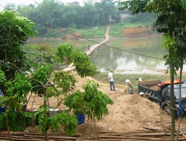 Bãi tập kết cát trái phép ngay chân cầu phao của gia đình ông Cao Xuân Nam