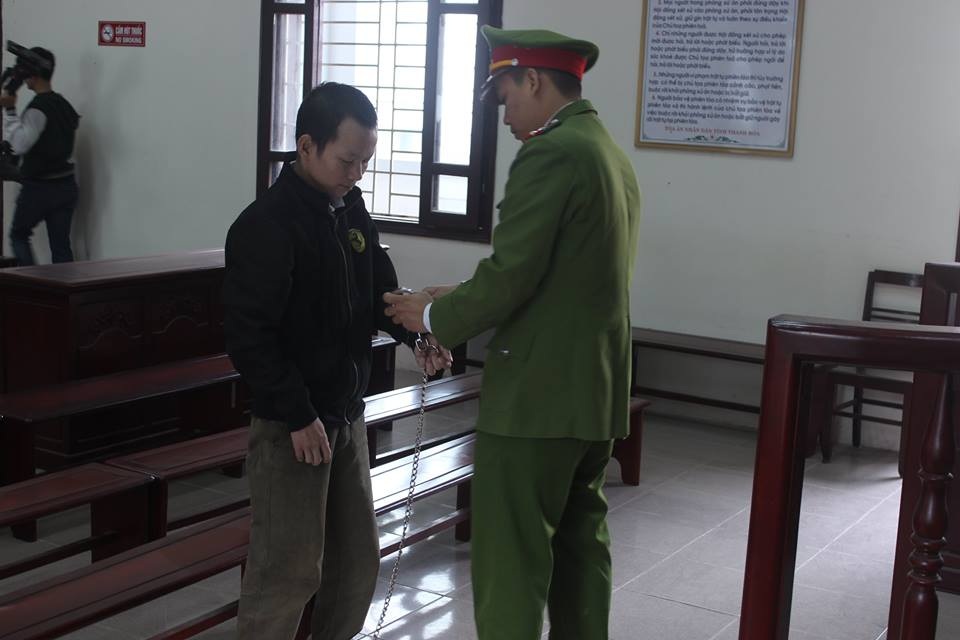 Dỗ sang nhà cho sữa, “yêu râu xanh” hiếp dâm bé gái 7 tuổi - 1 Hiếp dâm cháu bé 7 tuổi, yêu râu xanh Vũ Đình Hào nhận mức án 12 năm tù giam