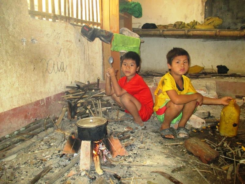 Hiểm họa từ dãy nhà xuống cấp ở trường tiểu học vùng cao - 1 Học sinh thản nhiên nấu ăn trong ngôi nhà có thể đổ sập bất cứ lúc nào