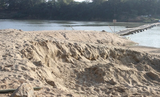 Bãi tập kết cát trái phép ngay chân cầu phao của gia đình ông Cao Xuân Nam