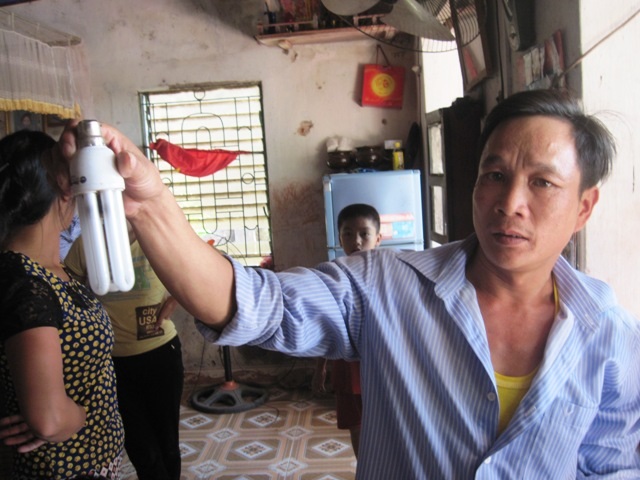 Một chiếc bóng điện bị cháy đen tại gia đình ông Trần Văn Tuấn.
