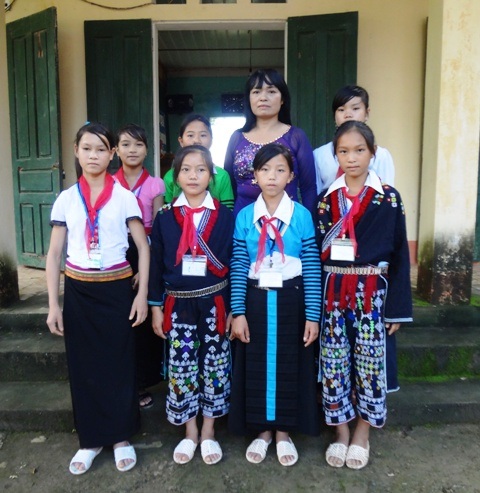 Cô giáo Thủy cùng các học trò của mình