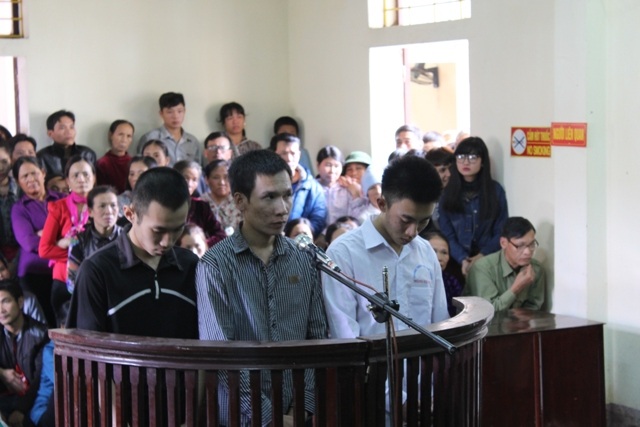 Các bị cáo trước vành móng ngựa