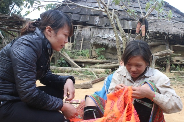 Những đứa trẻ lên mười cũng thêu váy thể hiên mình đã trưởng thành