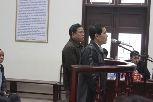 Bị cáo Thảo (trái), bị cáo Hiếu thành khẩn khai báo trước HĐXX