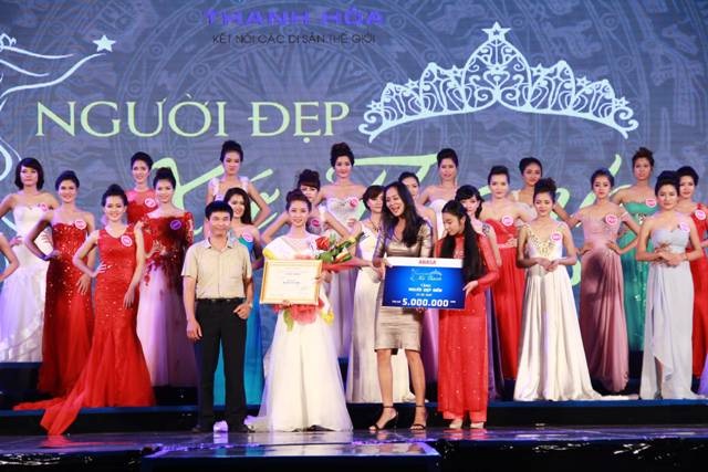 Trao phần thưởng cho thí sinh đạt giải Người đẹp biển