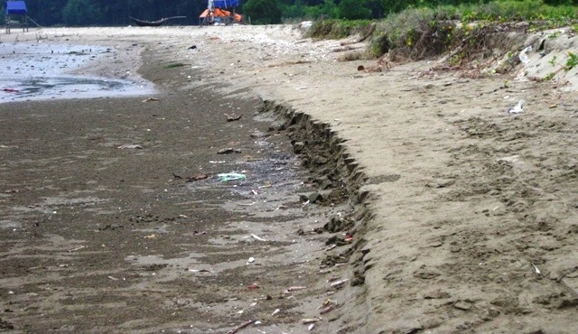 Người dân cho biết bờ biển sạt lở là do hút cát