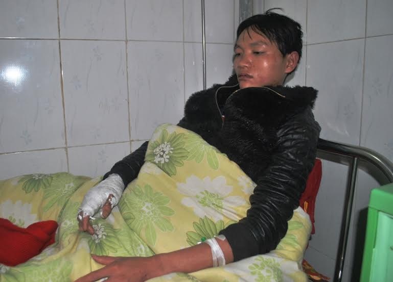 Những vết máu tại hiện trường 4 tên cẩu tặc bị đánh ở thôn Bằng Phú