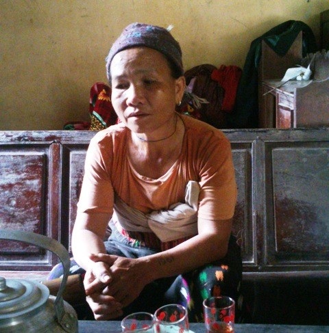 Bà Lò Thị Bình thôn Tân Hùng buồn rầu kể về những ngày ở khu TĐC