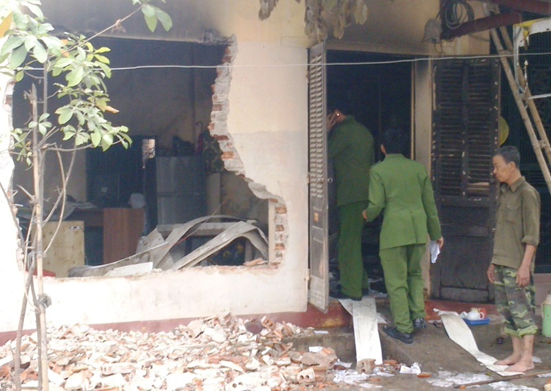 Đại lý gas phát nổ trong khu dân cư - 2 Lực lượng công an đang khám nghiệm hiện trường.