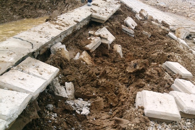 Nước thẩm thấu vào giữa mái đê kè là nguyên nhân gây sụt lún