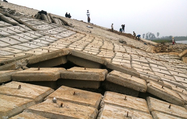 Mái đê kè bị bong tróc nhiều điểm trong khi mới hoàn thành