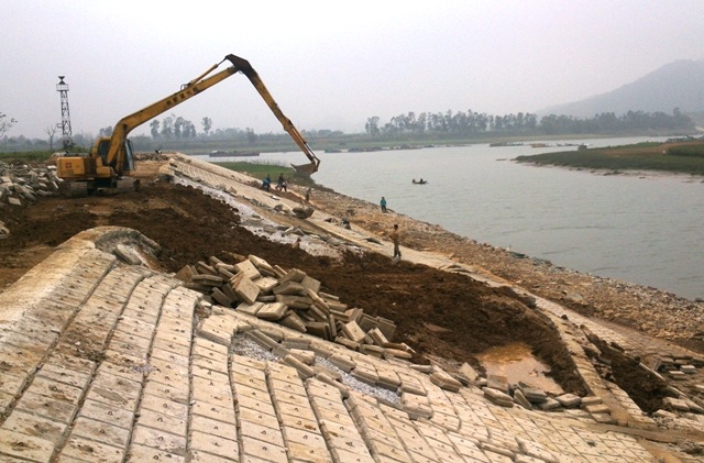 Đê kè bãi ven sông ở Hoằng Khánh bị sụt lún đang được tháo dở để xử lý sự cố.