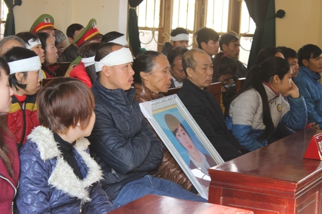 Người thân nạn nhân đau đớn đến dự phiên tòa