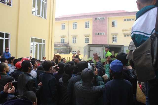 Đông đảo nhân dân đến theo dõi phiên tòa