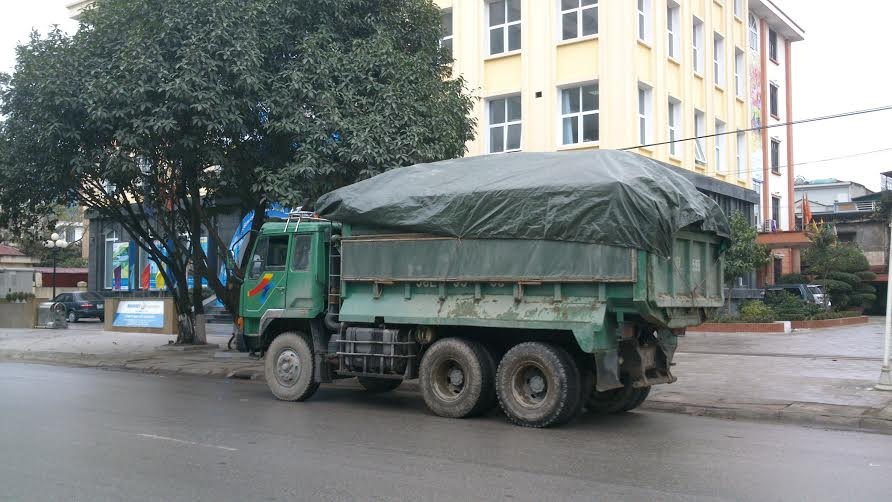 Xe quá tải nối đuôi nhau nghênh ngang đi vào thành phố - 1 Những chiếc xe tải nghênh ngang đi vào thành phố vào ngày 10/1.