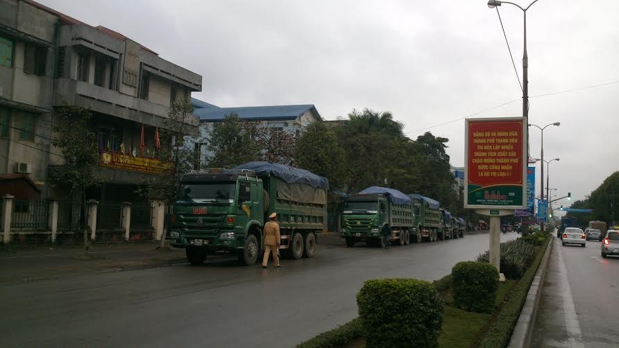 Xe quá tải nối đuôi nhau nghênh ngang đi vào thành phố - 2 Một đoàn xe tải được lực lượng CSGT Thành phố dừng cùng lúc