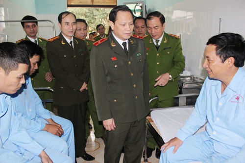 Lãnh đạo Công an tỉnh Thanh  Hóa thăm hỏi, động viên các chiến sĩ cảnh sát bị thương