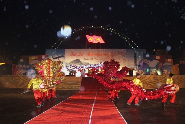 Nhiều tiết mục văn nghệ đặc sắc chào đón năm mới (Ảnh: Nguyễn Thùy)