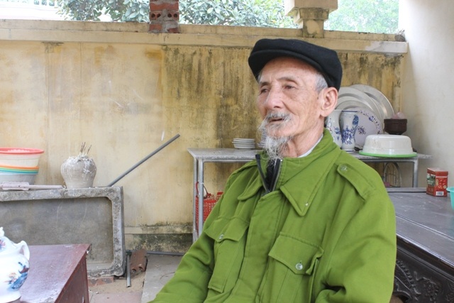 Cụ Đề buồn rầu khi kể về câu chuyện của làng