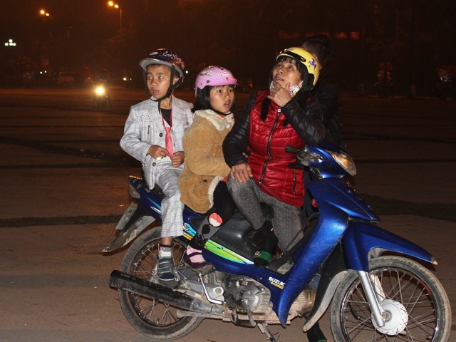 Nhiều gia đình đưa con đến sớm để chờ khoảnh khắc giao thừa