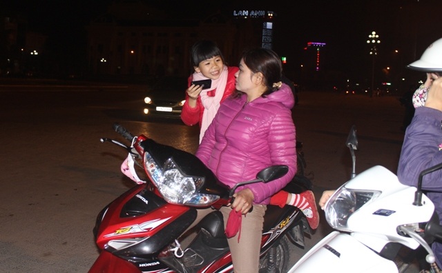 Nhiều gia đình đưa con đến sớm để chờ khoảnh khắc giao thừa