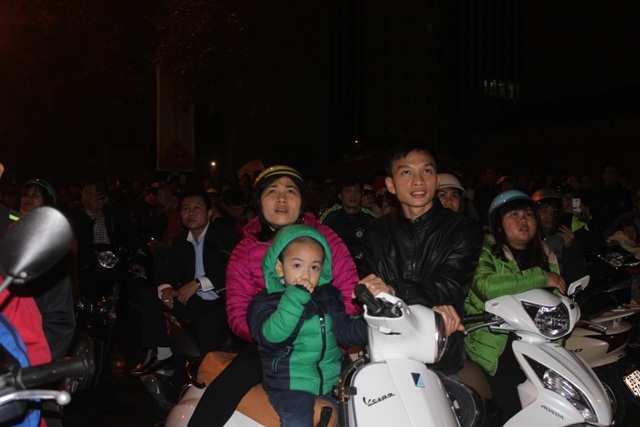 Đông đảo người dân ở khắp nơi đổ về quảng trường Lam Sơn để đón giao thừa