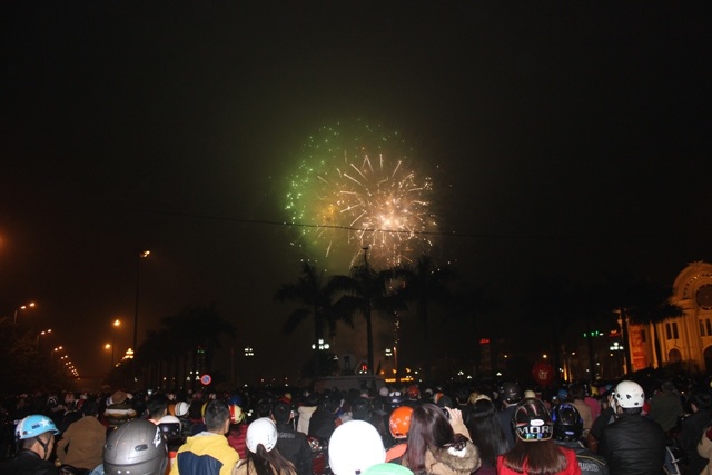 Mặc dù mưa bất chợt nhưng không ngăn được hàng vạn người ra đường xem pháo hoa