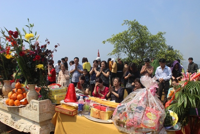 Du khách thắp hương tưởng nhớ đến Bà Triệu trên cổng trời