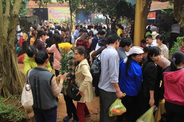 Hàng vạn người đổ về nơi Bà Triệu dấy binh khởi nghĩa - 1 Hàng vạn người dân chen nhau vào đền Nưa- Am Tiên