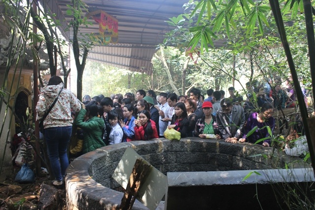 Du khách thăm lại giếng tiên, giếng nước trên đỉnh núi Nưa không bao giờ cạn nước