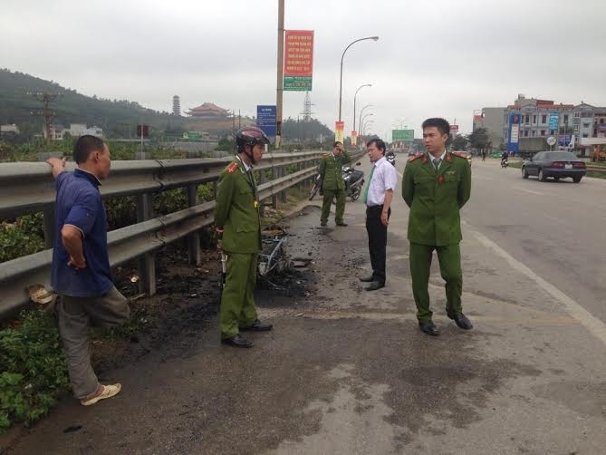 Chiếc xe máy cháy trơ khung