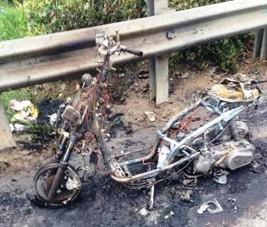 Chiếc xe máy cháy trơ khung